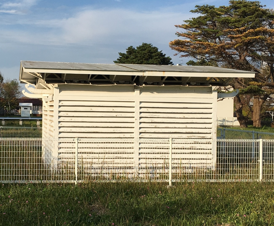 写真2 眼視天頂儀室 左遠方に、目標台及び覆屋が見える。