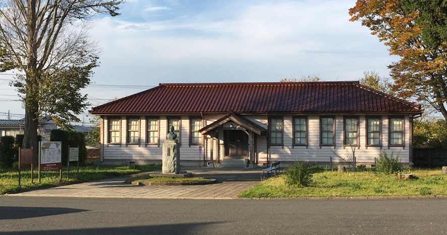 図3　旧臨時緯度観測所本館（木村榮記念館）と木村榮銅像