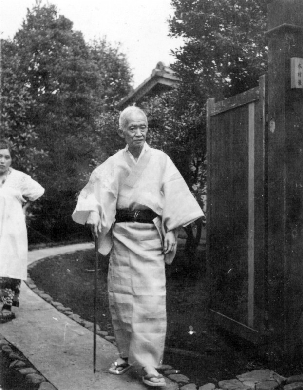 自宅前に立つ晩年の木村 自宅前に立つ晩年の木村
