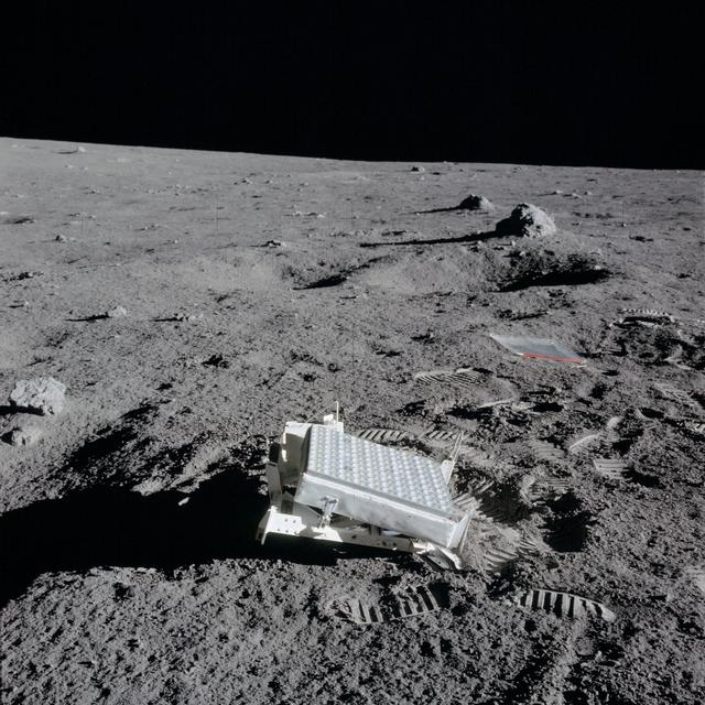図2. アポロ14号の宇宙飛行士が月面に設置した月レーザ測距用の逆反射板 (NASA 画像番号 AS14-67-09386 クレジット:NASA/JSC)