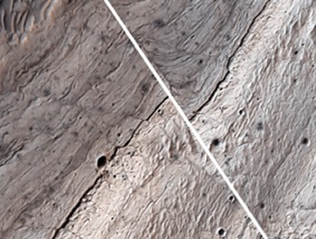 写真1. 火星で見つかった断層