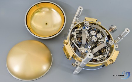 写真1. InSight に搭載される地震計