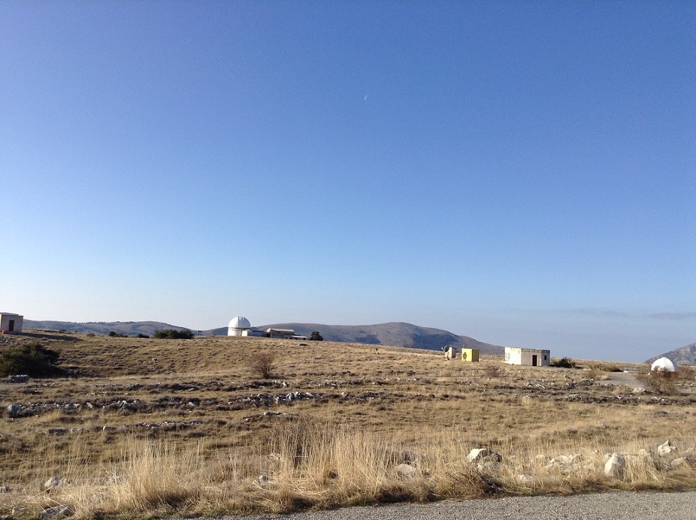 写真１，グラース近郊にある月レーザ測距望遠鏡付近の風景