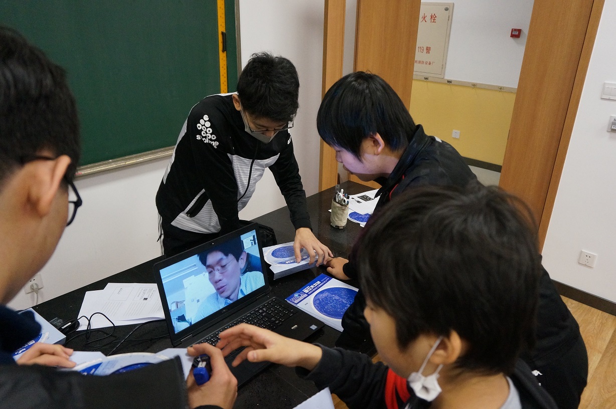 写真2 休み時間にPCで生徒さんとお話し中