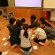 かるた取りをする母島小学校の児童。真剣に絵札を見つめ、田崎が札を読むのを待っている。