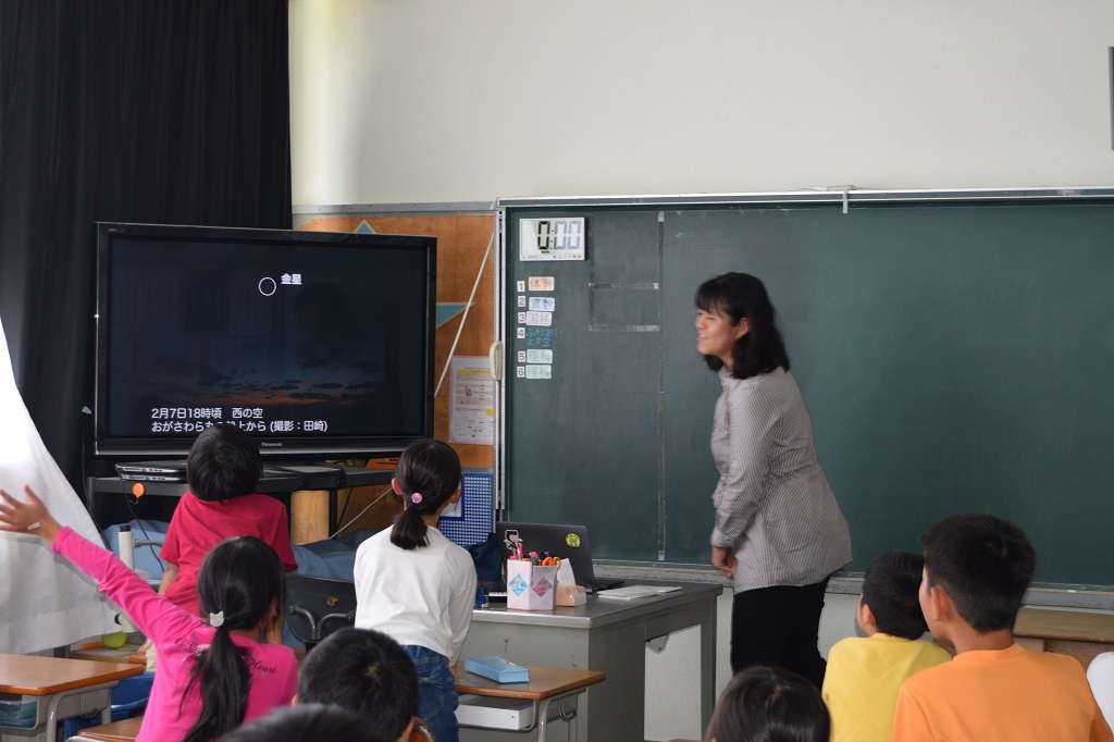 (写真1) 小笠原小学校での授業の様子。モニター上部に映っている金星を見つけた後、一生懸命水星を探している。左下の児童が見つけて手を挙げている。