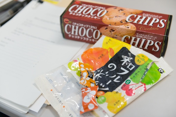 チョコチップクッキーとのど飴