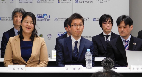 EHTメンバーと記者会見に臨む田崎さん(前列左)