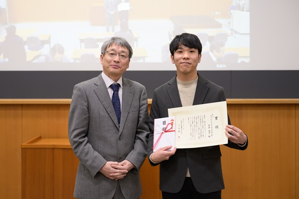 岩田 悠平 助教（右）と土居 守 国立天文台長（左）（Credit: 国立天文台）